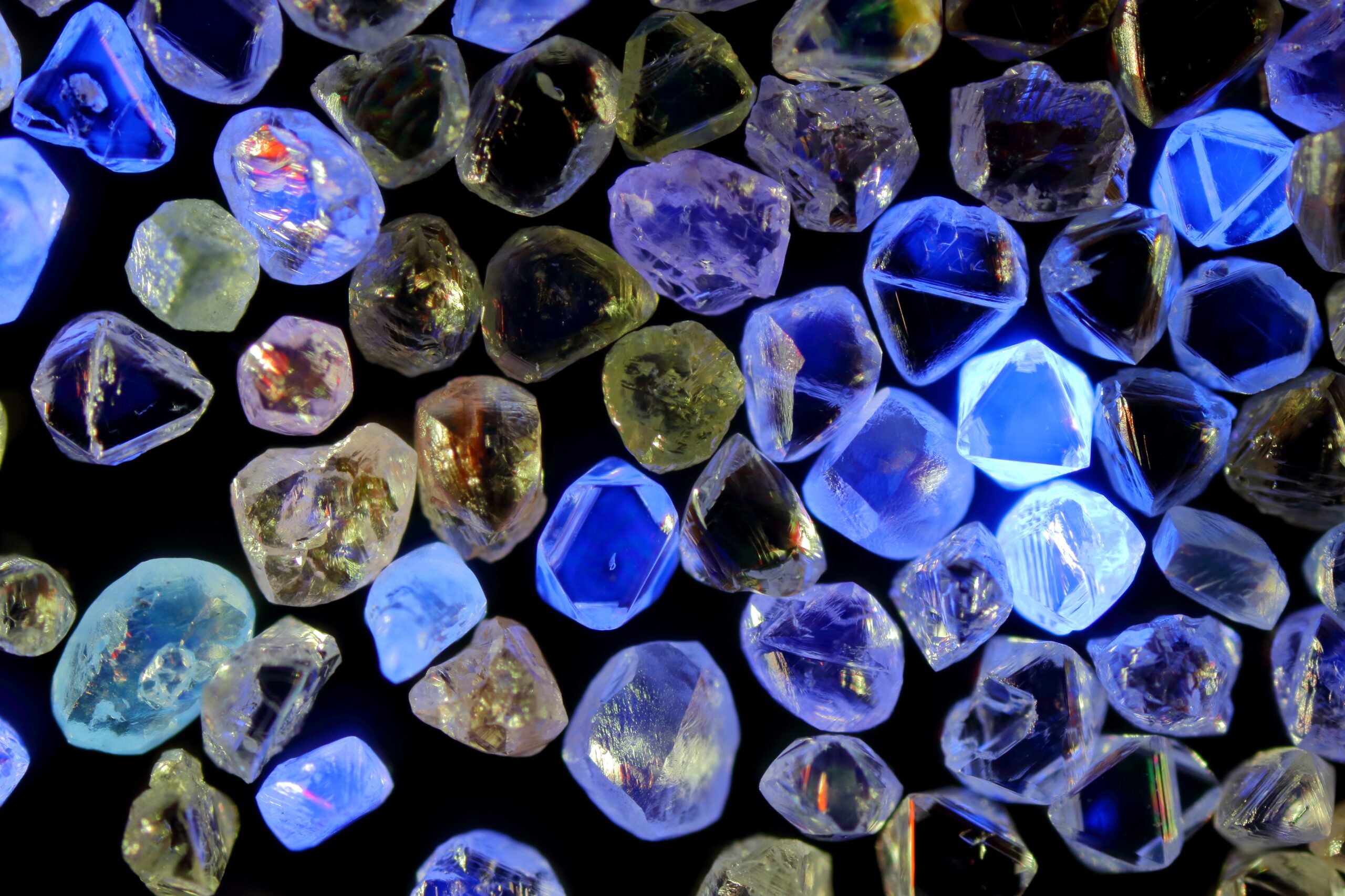 ダイヤモンドの蛍光性とは？買取価格に影響するのか徹底解説